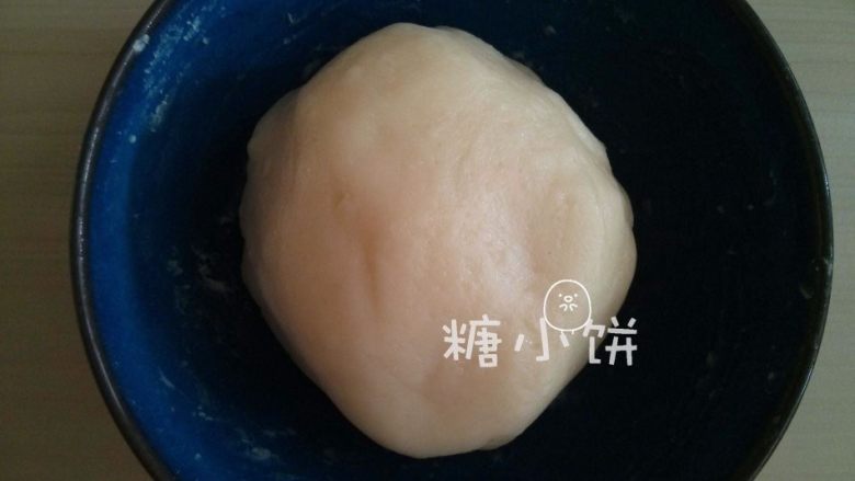 【卡通冰皮月饼(椰香奶黄馅)】超级懒人法,再次送入微波炉中,叮1分钟,搅匀,再叮1分钟,搅匀,最后叮30秒,搅匀。
放凉至不烫手,然后揉成团即成冰皮面团,用保鲜膜包好,放在一边备用。