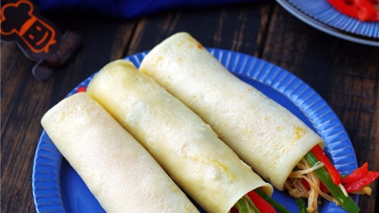 三丝卷饼,从一边卷至另一边;【三丝卷饼】做好啦。