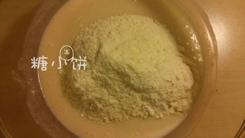 【卡通冰皮月饼(椰香奶黄馅)】超级懒人法,筛入奶粉和<a style='color:red;display:inline-block;' href='/shicai/ 548'><a style='color:red;display:inline-block;' href='/shicai/ 548'>低筋面粉</a></a>的混合粉类拌匀