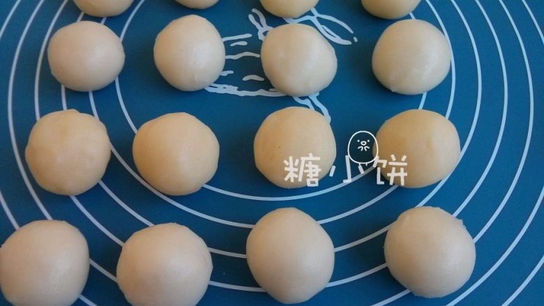 【卡通冰皮月饼(椰香奶黄馅)】超级懒人法,馅料和冰皮都分割成20G一个的小剂子,滚圆备用。
因为我试了一下自己的卡通模子大概适合放40G一个,所以做20G皮20G馅这样的。