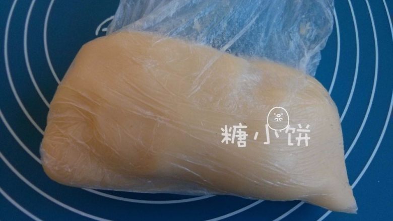 【卡通冰皮月饼(椰香奶黄馅)】超级懒人法,可以直接使用,也可以自然放凉后送入冰箱冷藏之后再用。
因为馅料刚做好的时候比较软,冷藏之后黄油凝固,会变得很容易塑形。