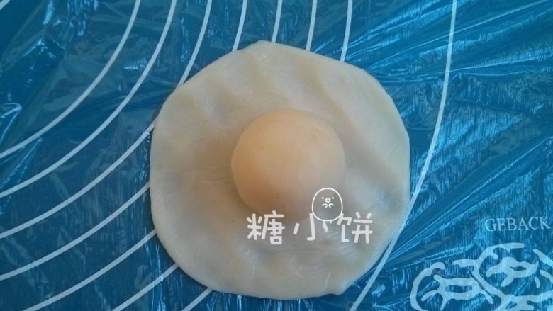 【卡通冰皮月饼(椰香奶黄馅)】超级懒人法,中间摆上馅料。这款我用的1:1的皮馅比。
用3:7或者4:6的皮馅比也都可以的。