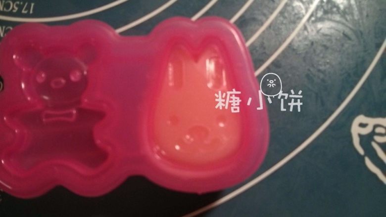 【卡通冰皮月饼(椰香奶黄馅)】超级懒人法,取一个包好的剂子压入模具中,模子里可以抹一点点黄油防粘