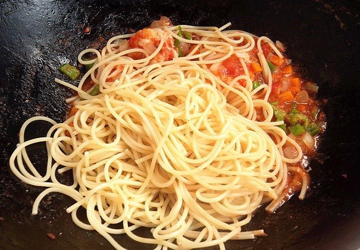 百塔西红柿:海鲜大红虾意面,最后加入沥干水的意面。