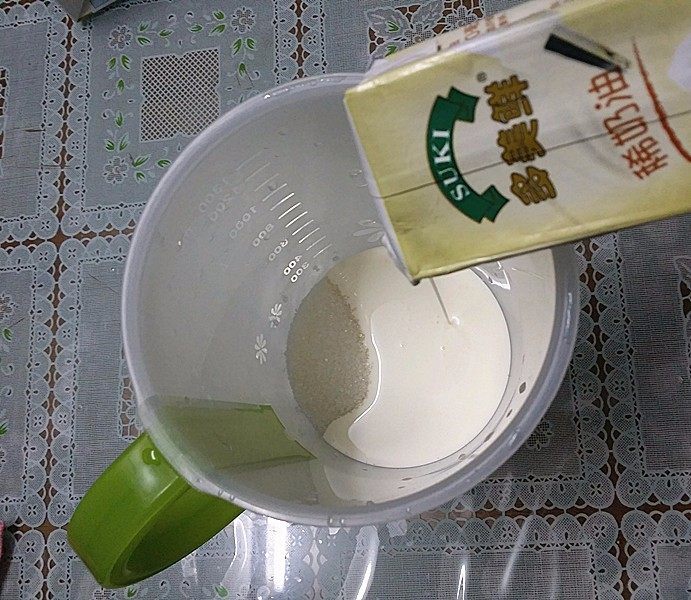 自制醇滑酸奶,杯中倒入:白砂糖和淡奶油