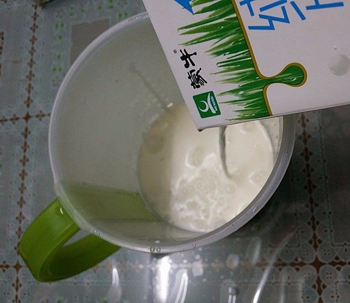 自制醇滑酸奶,接着倒入一盒纯牛奶