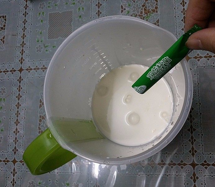 自制醇滑酸奶, 再放入酸奶菌粉、用刮刀搅拌至完全融化