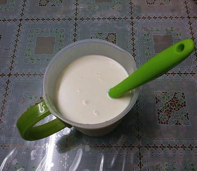 自制醇滑酸奶,最后倒入剩余纯牛奶拌匀