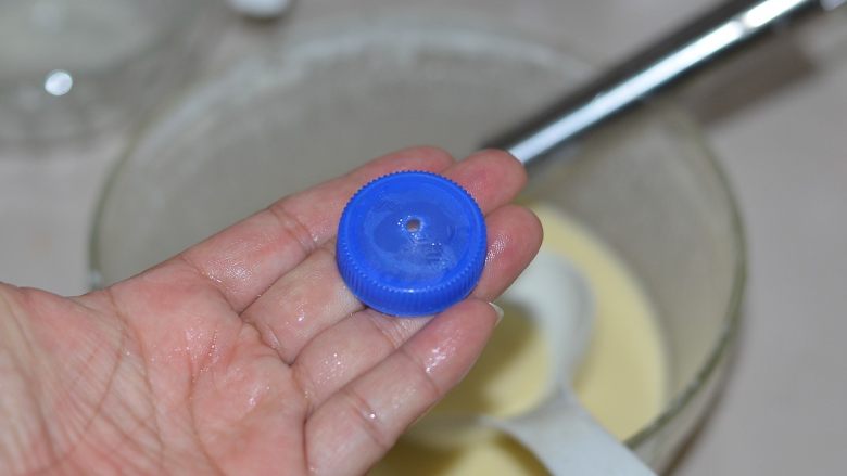 蕾丝煎饼,好吃又好吃!,找一个干净的饮料瓶,在瓶盖上戳一个绿豆大小的洞。