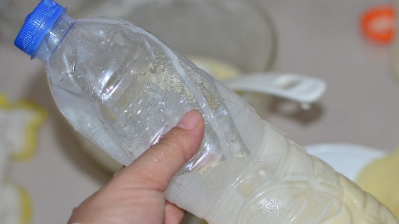 蕾丝煎饼,好吃又好吃!,装上拌好的面糊,也有朋友建议直接把材料放在瓶子里,我觉得不如这样好操作。饮料瓶要好挤的那种。