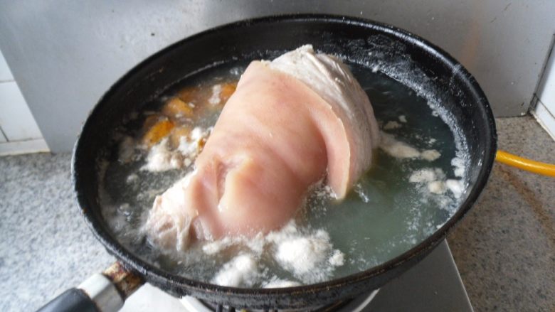 烀肘子, 烧开后,煮2分钟