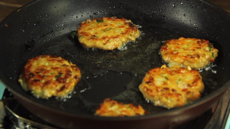 减脂增肌餐：杂蔬鸡胸肉饼,翻面后再小火煎制3分钟直至金黄煎熟即可