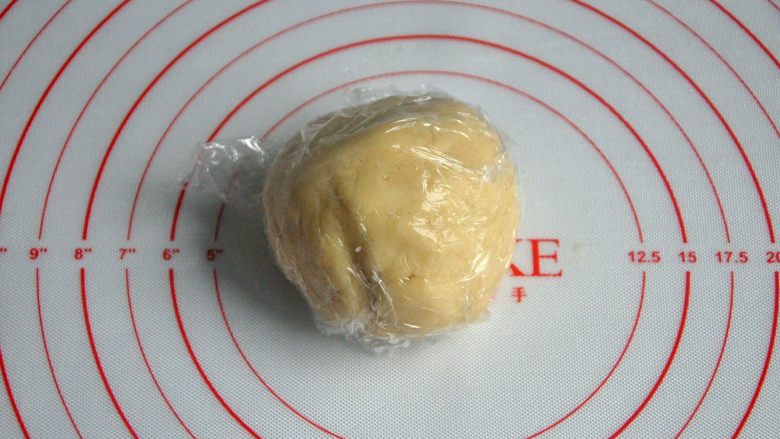 豆沙一口酥,冷藏1小时备用。