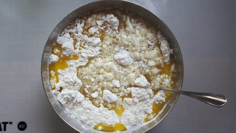 开口笑,倒入面粉和小苏打,搅拌成团。
