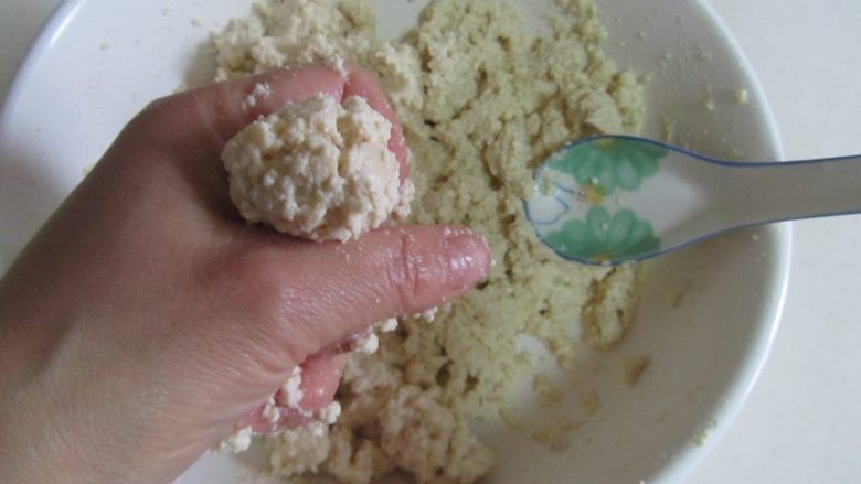 口蘑烩豆腐圆子,再用左手的虎口中挤出肉丸;