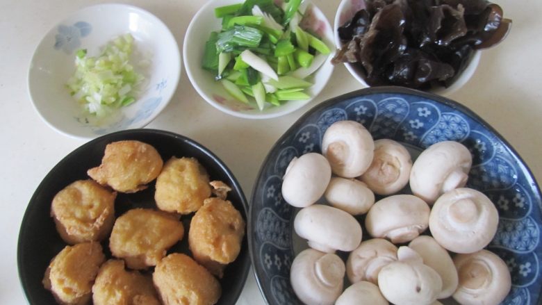 口蘑烩豆腐圆子,准备好食材;