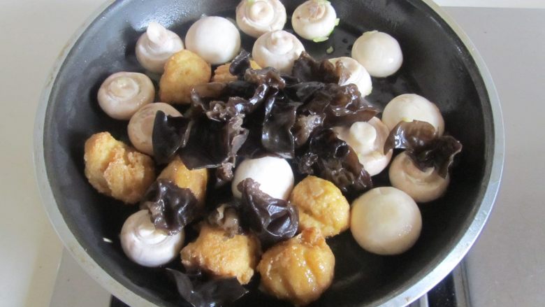 口蘑烩豆腐圆子,再加入豆腐圆子和<a style='color:red;display:inline-block;' href='/shicai/ 136'>黑木耳</a>进去翻炒;