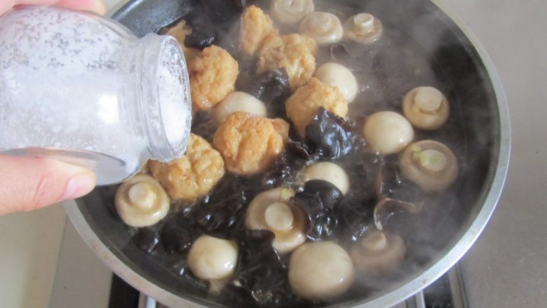 口蘑烩豆腐圆子, 加入盐调味, 大火收汁后加入水淀粉收汁;