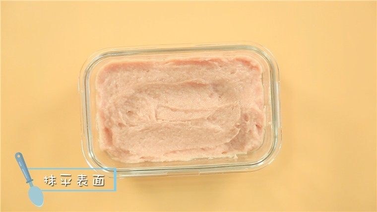 宝宝午餐肉,补铁又补锌!,放入肉泥,用勺子抹平表面。