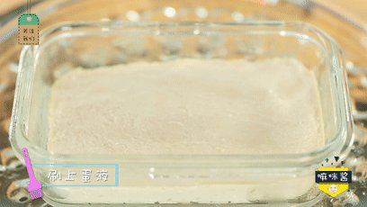 宝宝午餐肉,补铁又补锌!,肉泥表面凝固后再刷一层蛋黄液,继续蒸10分钟左右。