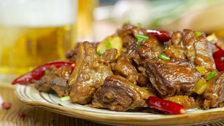 简易电饭煲香辣啤酒鸭!,挑出香料,盛出装碗,撒上葱花,即可享用