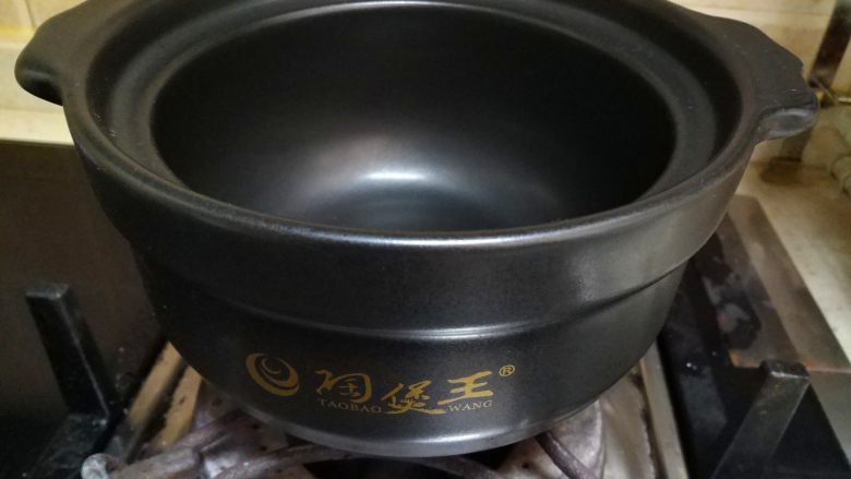 豆角煲仔饭,把砂锅放在天然气上,砂锅无水。