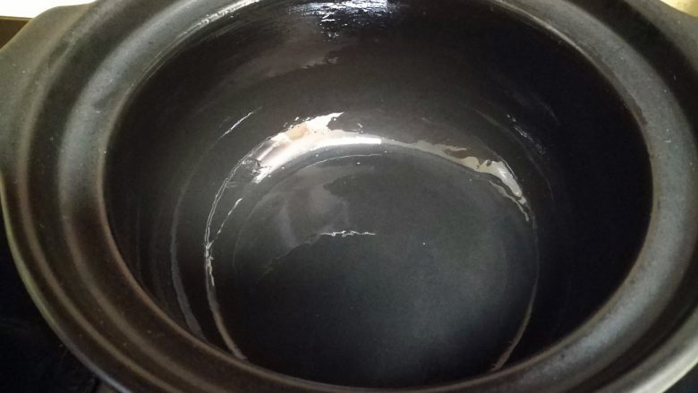 豆角煲仔饭,用少许的植物油把砂锅内部给刷一下,必免煮煲仔饭时粘锅。