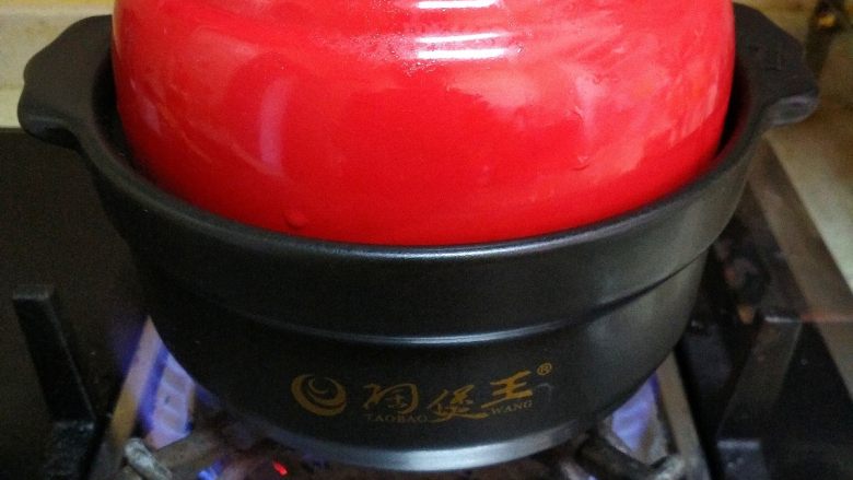 豆角煲仔饭,加入大米1.3倍的清水.(每种大米不吃水不同)。盖上砂锅盖子,开大火煮制。