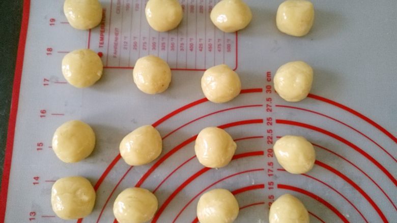 广式月饼—豆沙蛋黄月饼,将饼皮平均分成16份,滚圆,盖保鲜膜