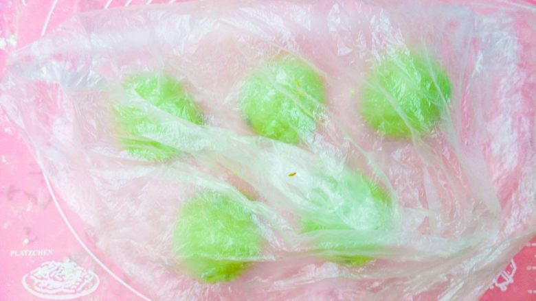 大麦若叶蔓越莓软欧(无糖无油),分成五个球,静置20分钟