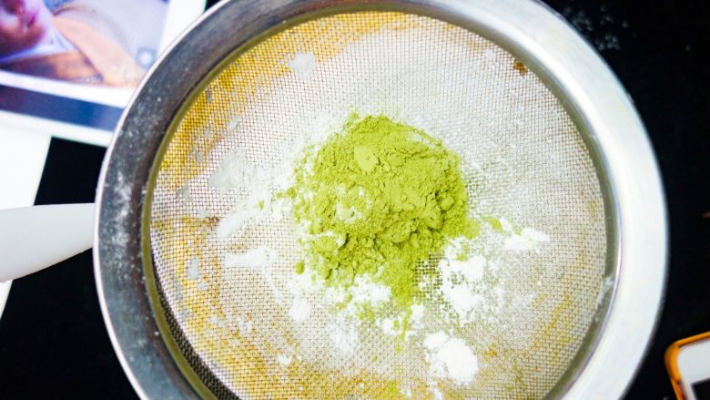 抹茶奥利奥磅蛋糕,这是抹茶粉,也可以换成可可粉。