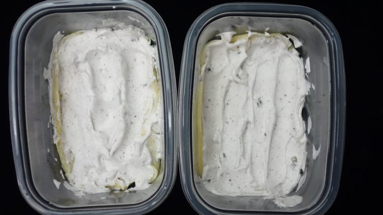 奥利奥芒果双拼千层盒子,挤上奥利奥奶油,我是直接用勺子挖着的