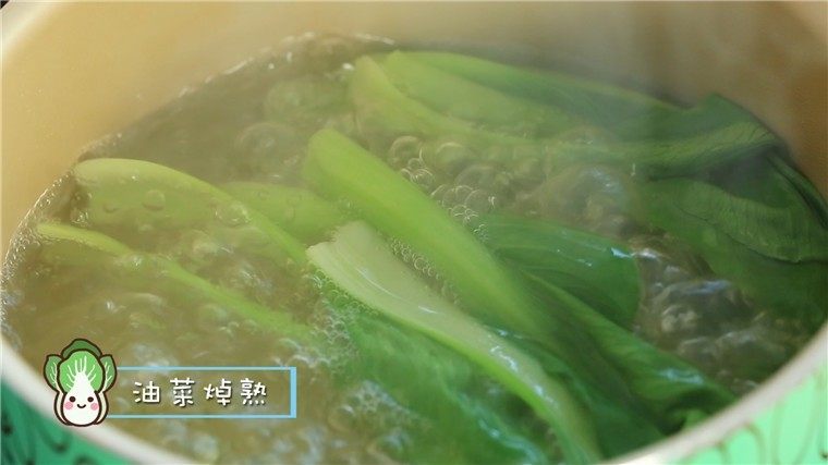 香菇油菜碎碎面,起锅烧水,水开后放入油菜焯熟~