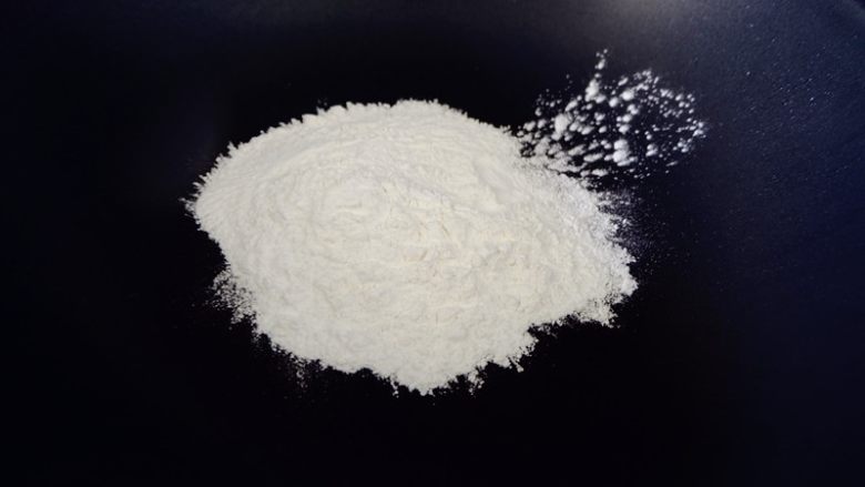椒盐芝麻馅,开大火把锅烧干,转中火炒糯米粉