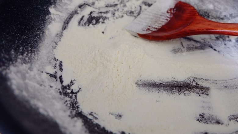 椒盐芝麻馅,炒到糯米粉散发出米香味儿,米粉微黄,关火