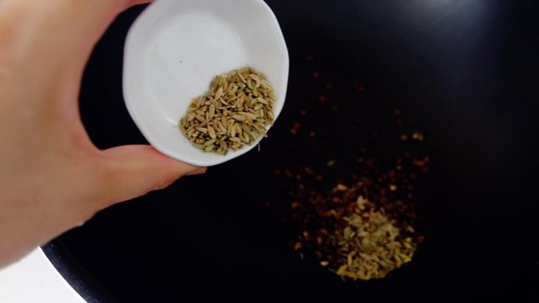 椒盐芝麻馅,锅里倒入花椒茴香,用锅铲轻轻翻两下,闻到香味马上关火