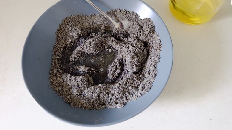 椒盐芝麻馅,搅拌均匀后,倒入适量的食用油搅拌