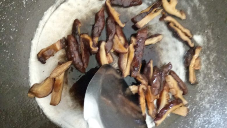 香菇猪肉面片汤,将香菇爆炒,加入少量盐