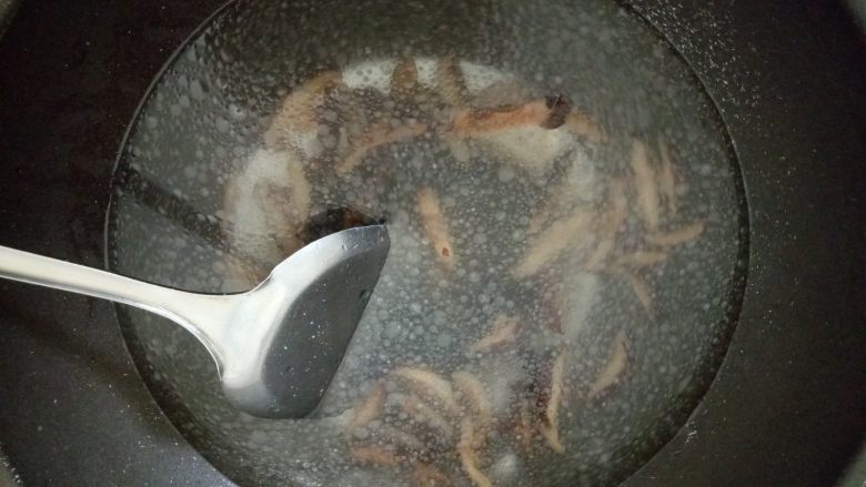 香菇猪肉面片汤,炒后加水（根据汤量，个人需求），大火煮几分钟