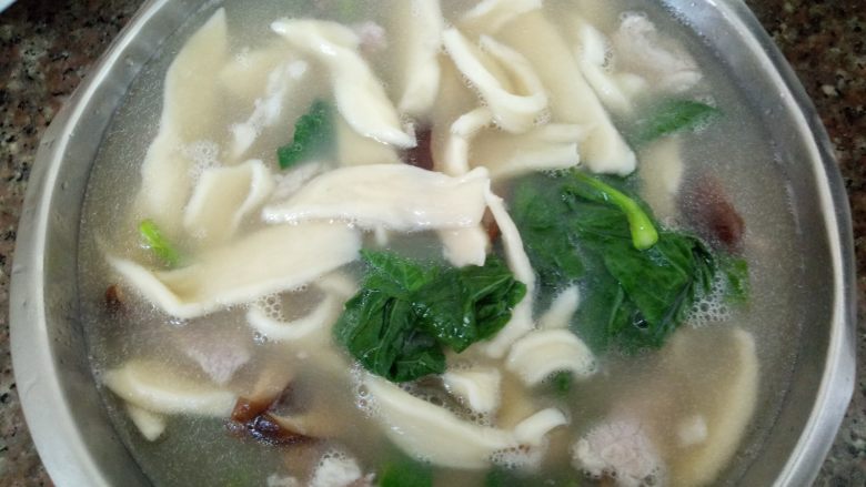 香菇猪肉面片汤,尝过味道后,出锅