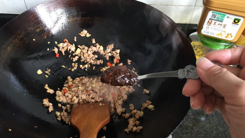 肉末茄子煲,加入2勺欣和有机豆瓣酱翻炒均匀,关火;