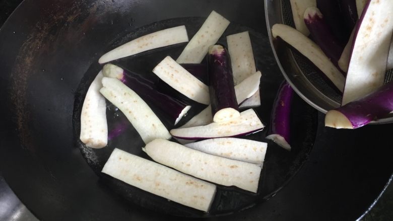 肉末茄子煲,倒入茄条,再次煮开后继续煮3-5分钟,捞出放入砂锅;