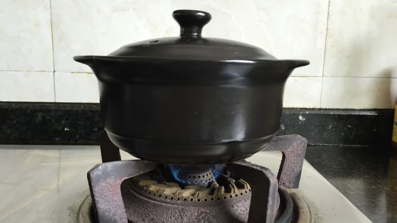 肉末茄子煲,盖上锅盖,大火煮开后小火慢炖至汤汁快收干,大约15分钟左右,出锅前根据自己的口味加入适量盐、生抽调味调色,然后撒一些葱花、小米椒装饰一下即可