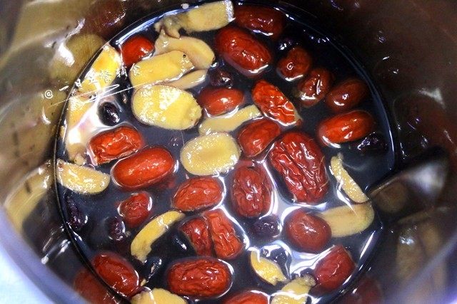 大枣胡萝卜小米花生糊 宝宝辅食,健脾养胃,<a style='color:red;display:inline-block;' href='/shicai/ 493'>小米</a>洗净,材料一起入豆浆机打米糊。泡红枣的水一起倒入,柚子妈加了900毫升的水。