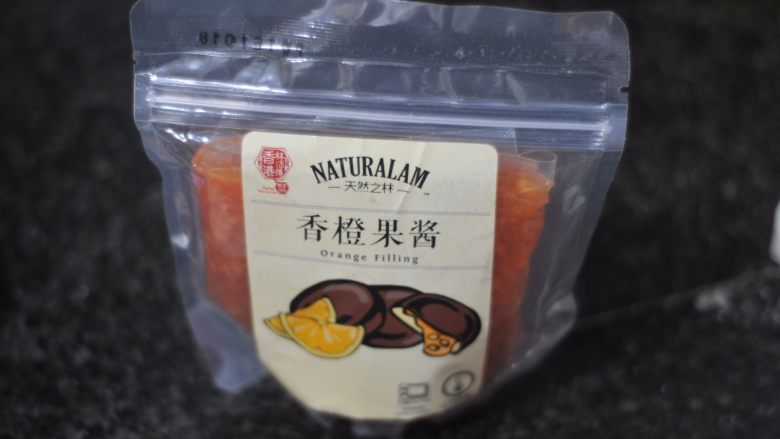 三色慕斯,我准备了两种果酱,准备多做几种颜色的慕斯