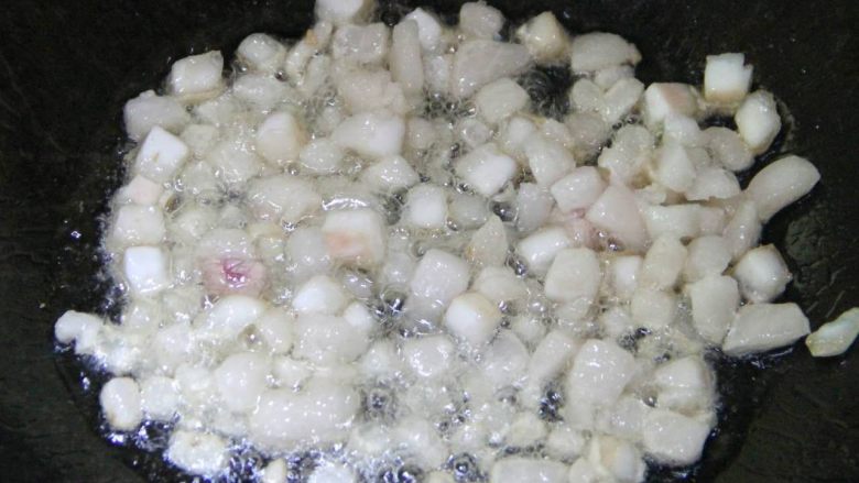 豆角(肉)焖面,炒菜锅烧热,倒入少量油,然后下肥猪油,来回搅拌,炒出油。
