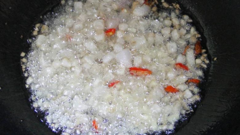 豆角(肉)焖面,肥内变色后,加入姜丁和辣椒,翻炒2-3分钟。