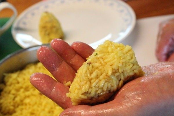 香甜米饭+炸炖饭球,再加一些饭,用力压紧即可。