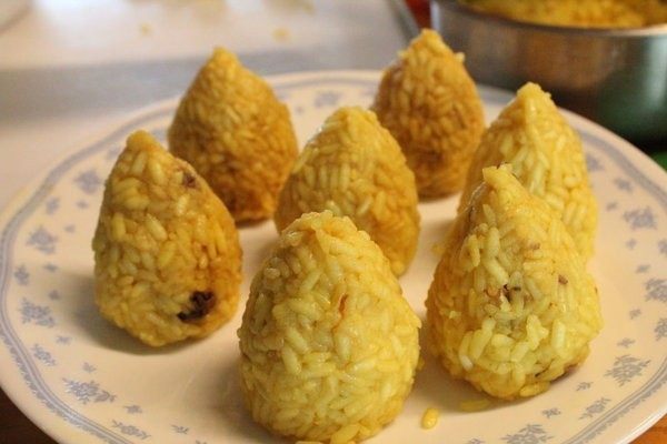 香甜米饭+炸炖饭球,塑成圆锥形,也可做成圆球形。