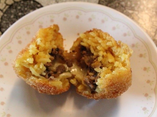 香甜米饭+炸炖饭球,肉馅、吉士和炖饭组合在一起,很搭,外皮酥脆,很有满足感。